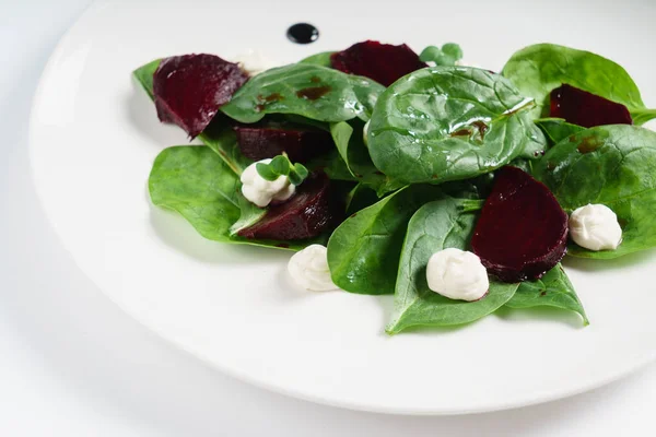 Salad with spinach and beetroot — Stock Photo, Image