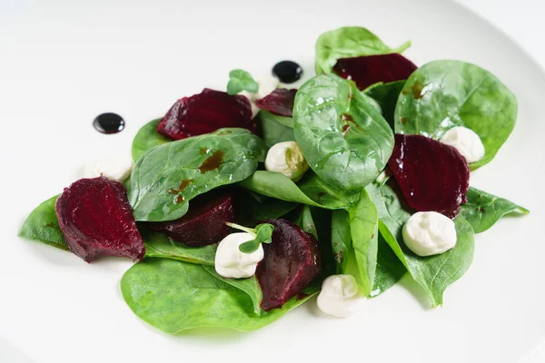 Salad with spinach and beetroot — Stock Photo, Image