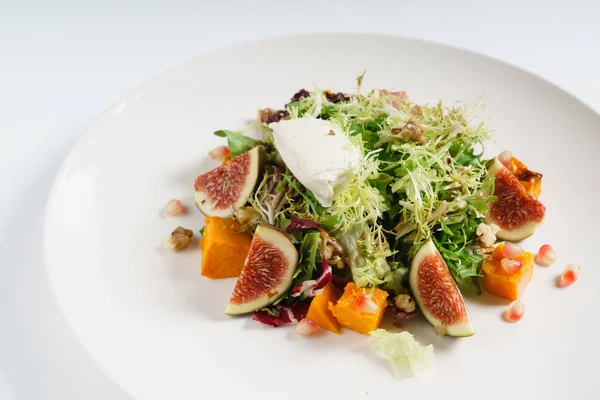 Fresh salad with figs — Stock Photo, Image