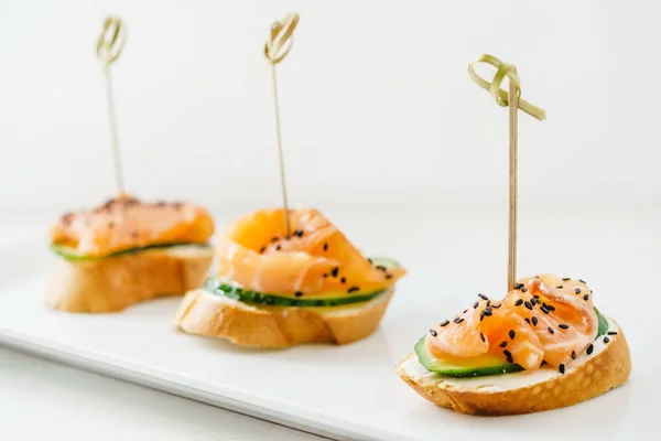 Catering bord med snacks — Stockfoto