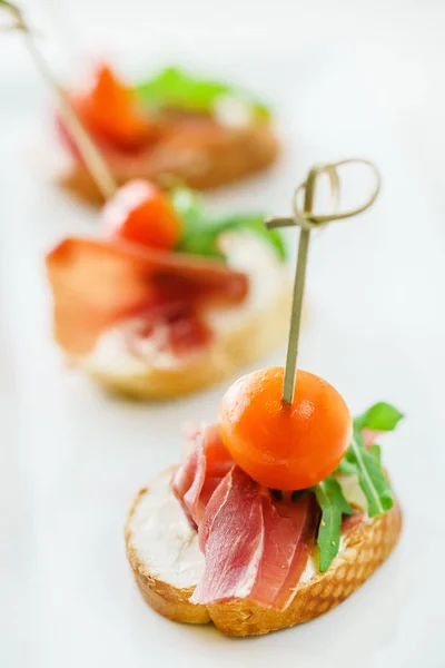 Catering-Tisch mit Snacks — Stockfoto