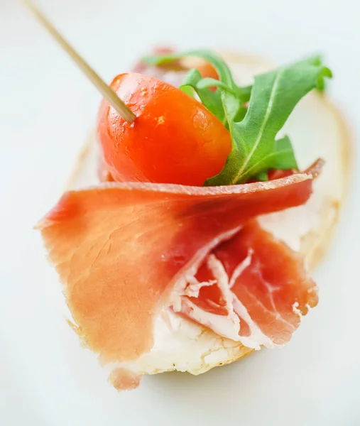 Catering bord med snacks — Stockfoto