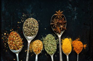 kaşıklar üzerinde farklı baharatlar