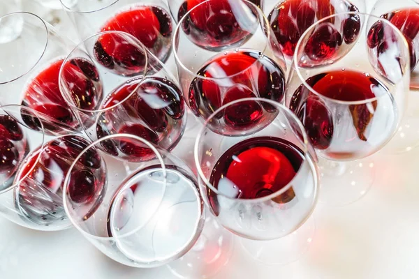 Czerwone wino na stolik koktajlowy — Zdjęcie stockowe