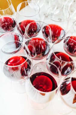 Tablo catering üzerinde kırmızı şarap