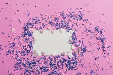 şeker pembe bir arka plan üzerinde