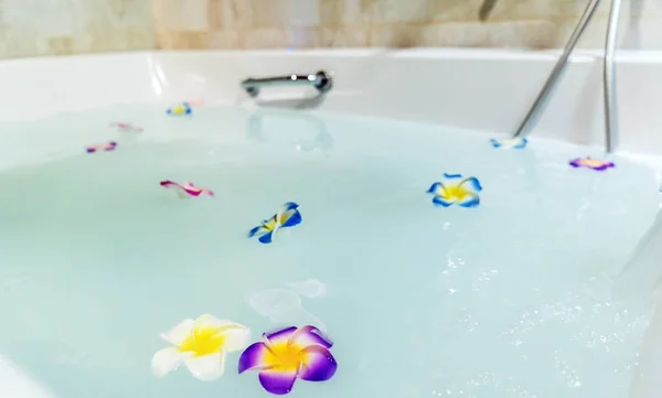 Çiçekli Beyaz banyo — Stok fotoğraf