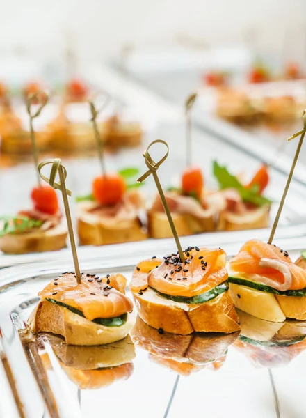 Mesa con sándwiches abiertos — Foto de Stock