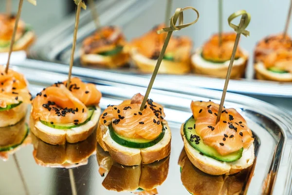 Tisch mit offenen Sandwiches — Stockfoto