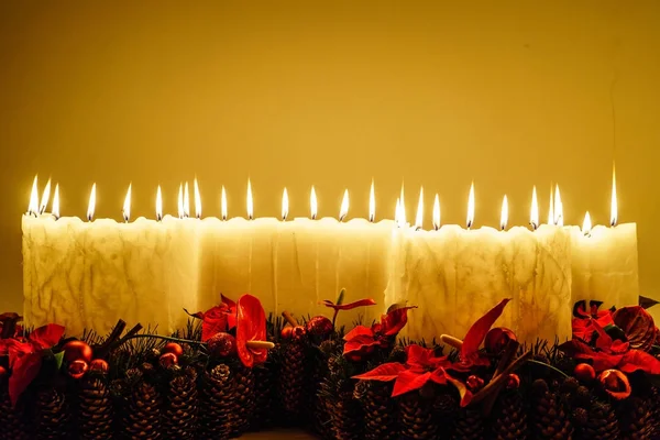 Svíčky na vánočním stole — Stock fotografie