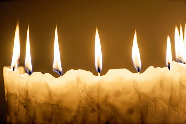 Kerzen auf dem Weihnachtstisch — Stockfoto