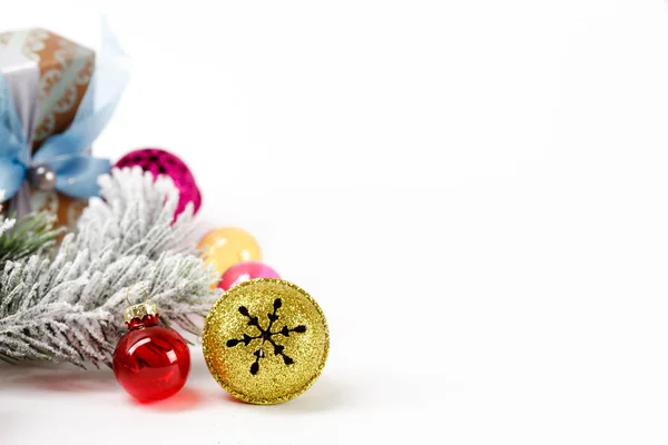 Kerstballen op de witte — Stockfoto