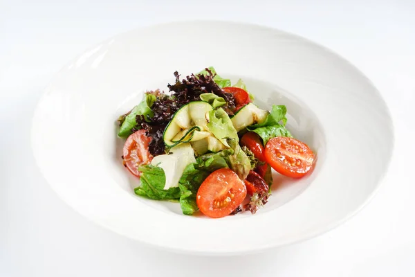 Salada de legumes no prato branco — Fotografia de Stock