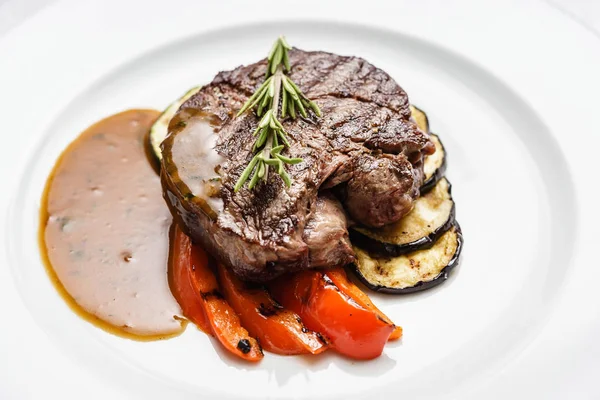 Steak s grilovanou zeleninou — Stock fotografie