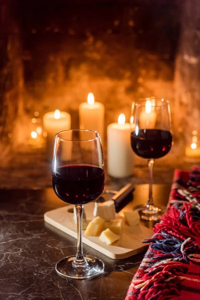 레드 와인과 촛불 — 스톡 사진