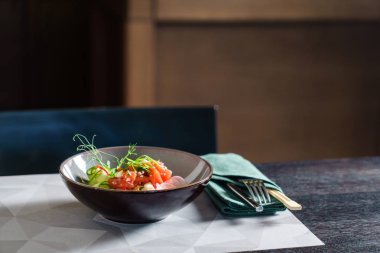 kabın içinde Asya salata