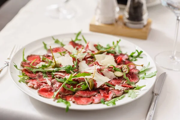 Rindfleisch-Carpaccio mit Parmesan — Stockfoto