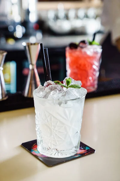Färska cocktail i baren — Stockfoto