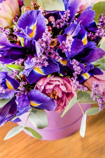 バスケットに春の花束 — ストック写真