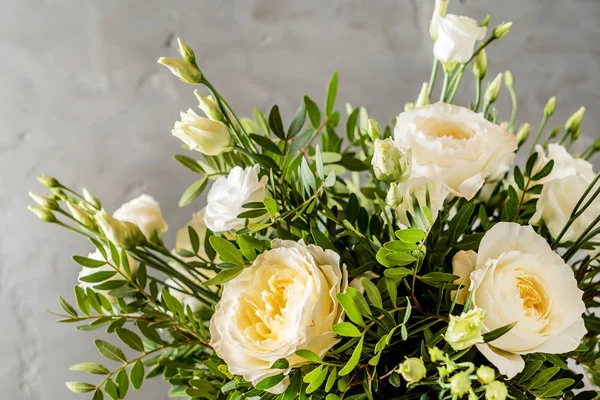 Ramo de rosas blancas —  Fotos de Stock