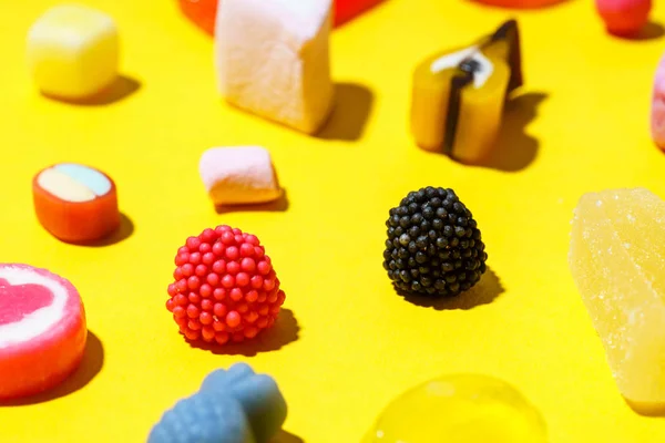 Caramelos sobre el fondo amarillo — Foto de Stock