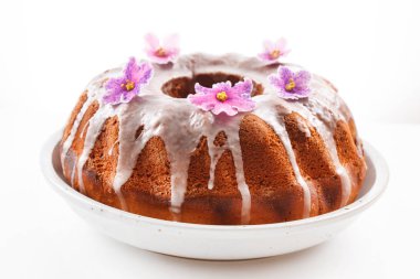 Beyaz izole buzlu Paskalya kek 