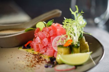taze tuna tartare ile salata, yakın çekim