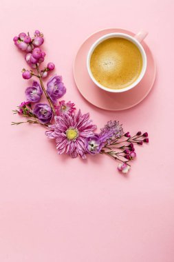 kahve pembe pastel masa üstü görünümünde yakın çekim