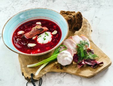 lezzetli kırmızı pancar çorbası, etli yakın çekim