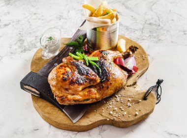 yarı-in iştah açıcı ızgara sulu tavuk patates ile