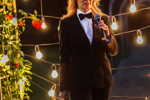 Young Beautiful Woman Microphone Singing — Stock Photo, Image