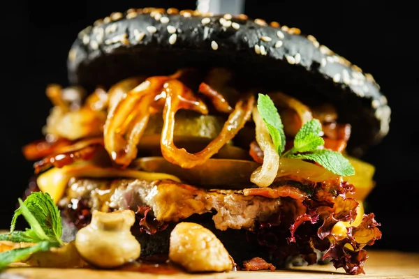牛肉とベーコンの創造的な黒バーガー — ストック写真