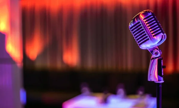 Microfone Retro Elegante Fundo Colorido — Fotografia de Stock