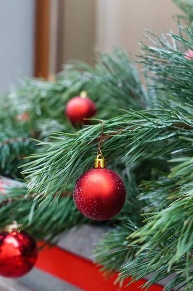 赤いクリスマス ボールと松の枝 — ストック写真