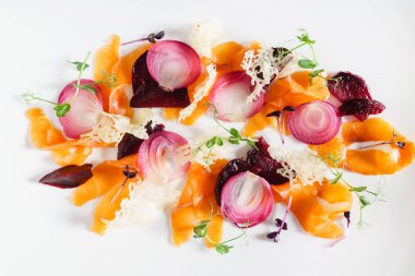 plaka üzerinde renkli taze vejetaryen meze  