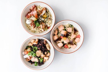 Beyaz arka plan üzerinde taze Asya erişte