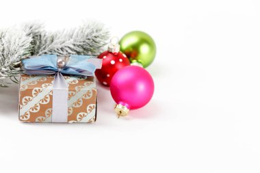 Christmasgift ve topları beyaz zemin üzerine