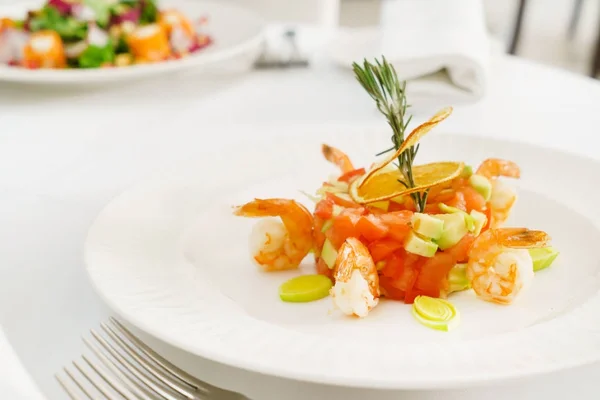 Ensalada Con Aguacate Camarones Cerca — Foto de Stock