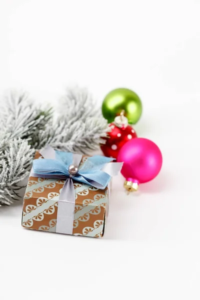 クリスマス プレゼントと白い背景の上のボール — ストック写真
