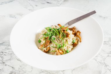 taze lezzetli risotto ile chanterelles, yakın çekim