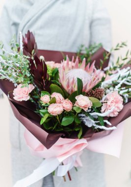 kadın, elinde güzel buket yakın çekim