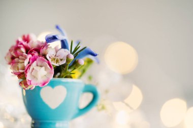 Sevgililer günü için çiçek ile Kupası, yakın çekim