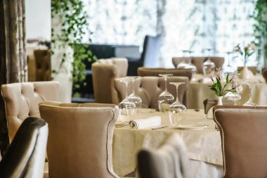 Tablo için yemek ayarla. İç  