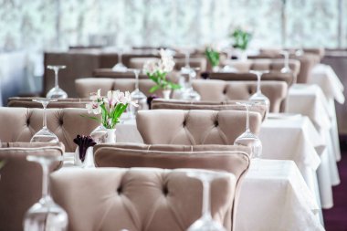 Tablo için yemek ayarla. İç  