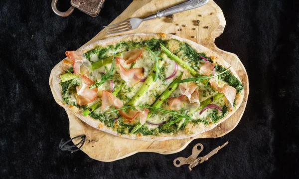 Verse Smakelijke Pizza Met Asperges Spek — Stockfoto