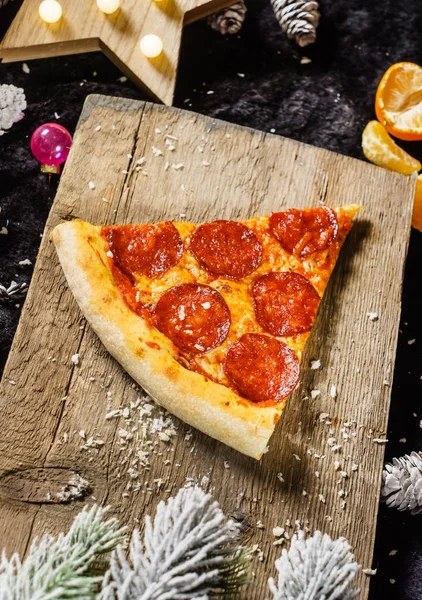 Świeży Smaczny Kawałek Pizzy Bliska — Zdjęcie stockowe