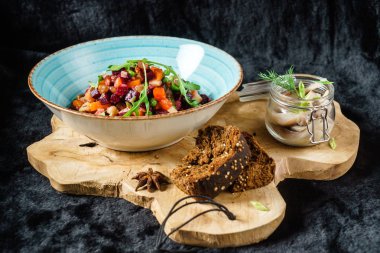 pancar salatası ile ringa balığı, yakın çekim