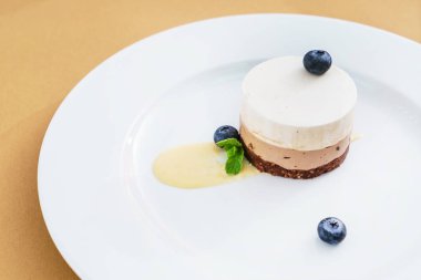 yaban mersini ile taze peynirli kek yakın çekim