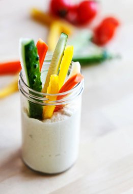 Humus ile taze sebze, yakın çekim