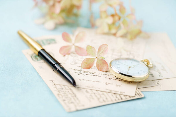 винтажные карты и гортензии цветы, закрыть
